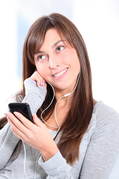 Närbild av ung kvinna lyssna på musik — Stockfoto