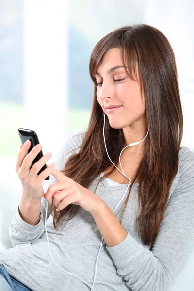 Close-up van jonge vrouw luisteren naar muziek — Stockfoto