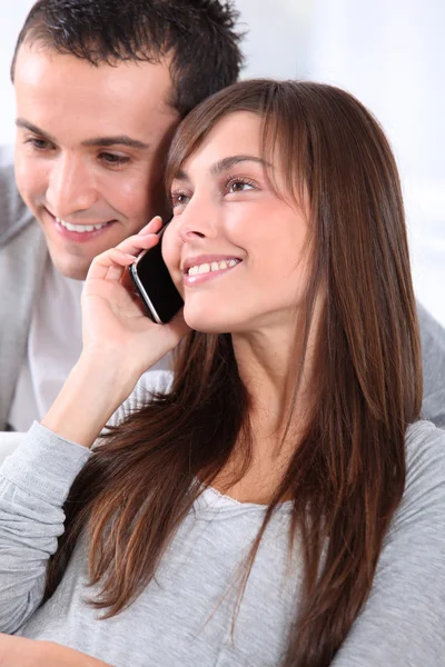 Jeune couple sur conversation téléphonique — Photo