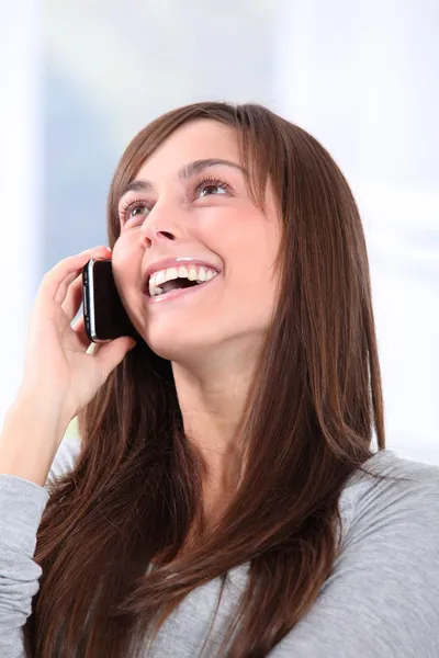 Hermosa mujer joven hablando en el teléfono móvil — Foto de Stock