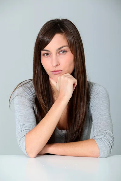 Close-up van jonge vrouw met twijfelachtig look — Stockfoto