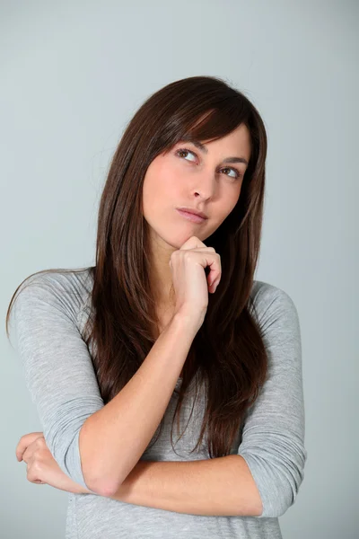 Close-up van jonge vrouw met twijfelachtig look — Stockfoto