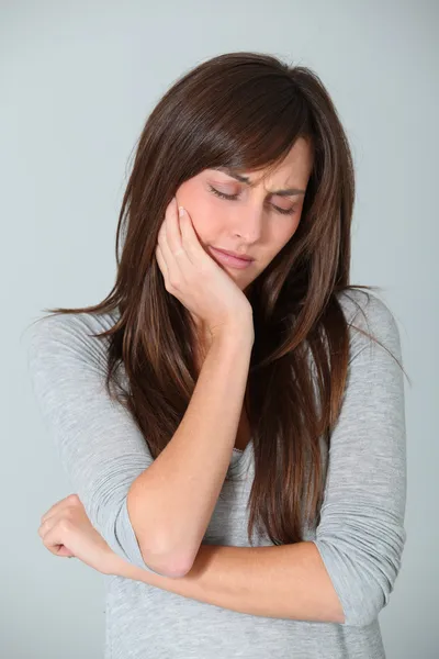 Primo piano di giovane donna che ha un mal di denti — Foto Stock