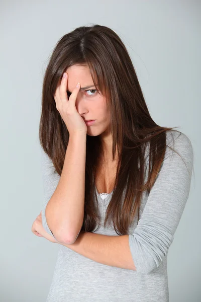 Primer plano de la joven disgustada — Foto de Stock