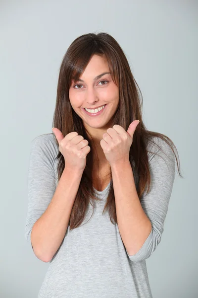 Sorridente giovane donna con i pollici in su — Foto Stock