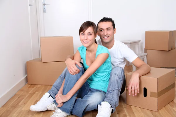 Young couple moving in new house — Stock Photo, Image