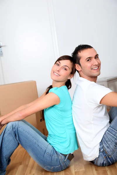 Pareja joven mudándose en casa nueva — Foto de Stock