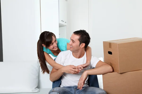 Unga par som flyttar på ny plats — Stockfoto