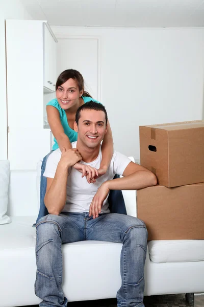 Unga par som flyttar på ny plats — Stockfoto