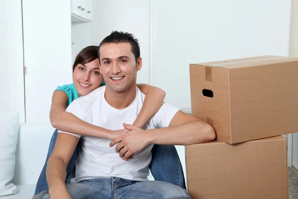 Young couple moving in new place — Stock Photo, Image