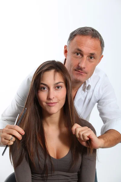 Cabeleireiro procurando novo corte de cabelo da mulher — Fotografia de Stock
