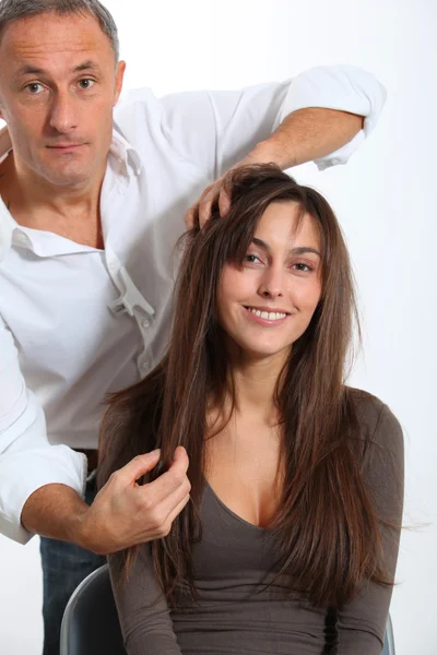 Friseur sucht Frau mit neuem Haarschnitt — Stockfoto