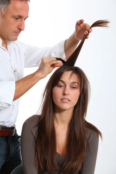 Friseur sucht Frau mit neuem Haarschnitt — Stockfoto