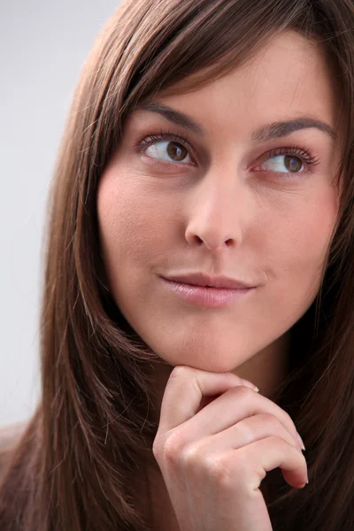 Close-up van mooie jonge vrouw met lang haar — Stockfoto