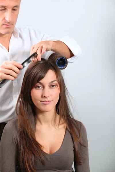 Mulher recebendo encrespadores de cabelo — Fotografia de Stock