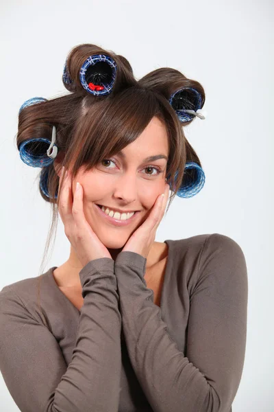 Hermosa mujer con rizadores de pelo haciendo caras divertidas —  Fotos de Stock