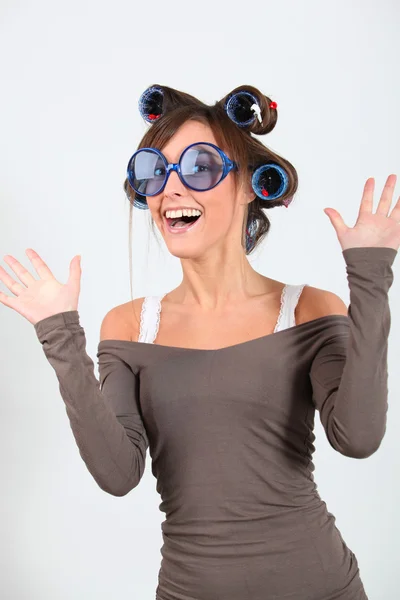 Jovem mulher engraçada com encrespadores de cabelo — Fotografia de Stock