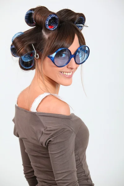 Jovem mulher engraçada com encrespadores de cabelo — Fotografia de Stock