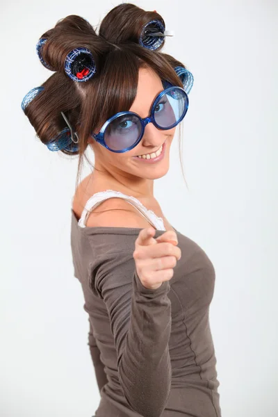 Giovane donna divertente con bigodini — Foto Stock