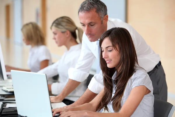 Equipe de negócios trabalhando no escritório no computador portátil — Fotografia de Stock