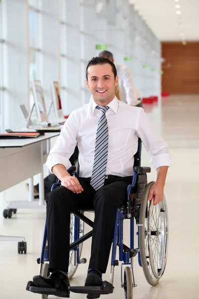 Работник офиса в инвалидной коляске — стоковое фото