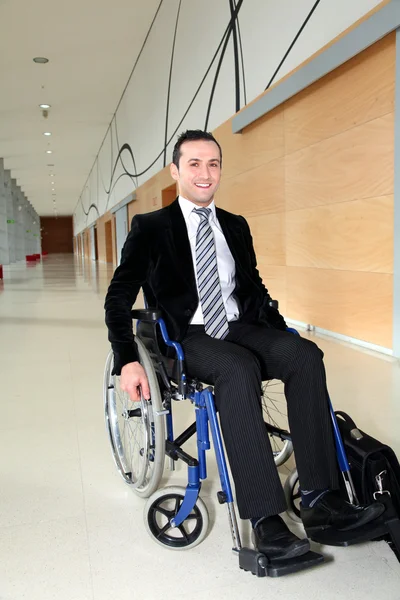 Бизнесмен в инвалидной коляске собирается присутствовать на заседании конгресса — стоковое фото