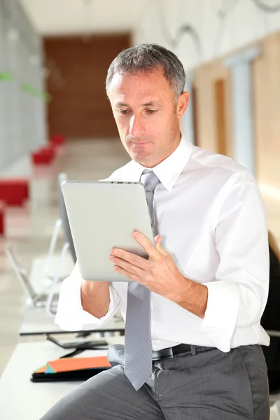 Kantoor werknemer internet kijken op elektronische pad — Stockfoto