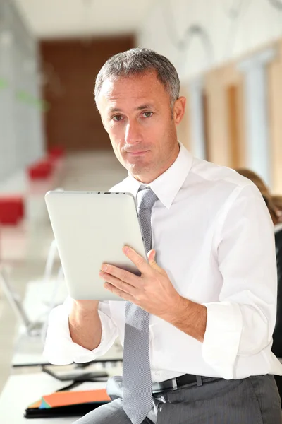 Trabajador de oficina mirando Internet en la almohadilla electrónica — Foto de Stock