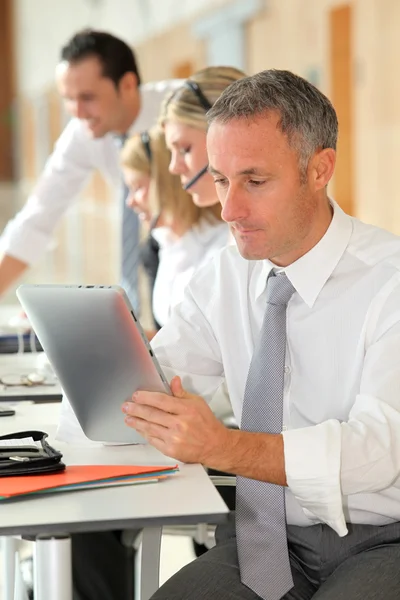 Kantoor werknemer internet kijken op elektronische pad — Stockfoto