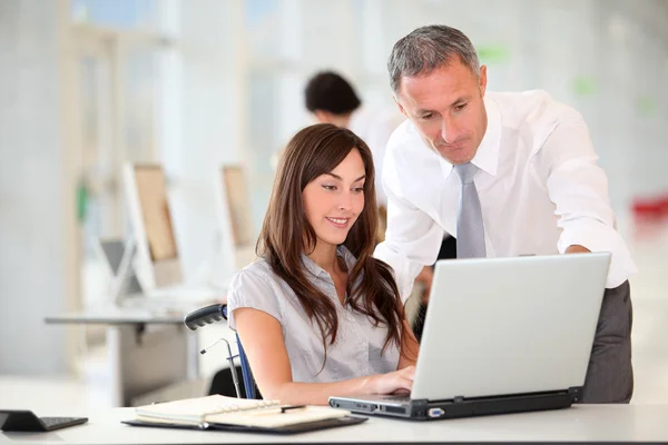 Manager and office worker in wheelchair — Stock Photo, Image