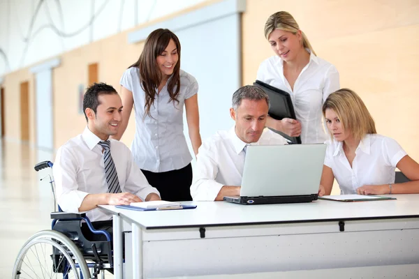 Gruppe von Büroangestellten bei einem Geschäftstreffen — Stockfoto