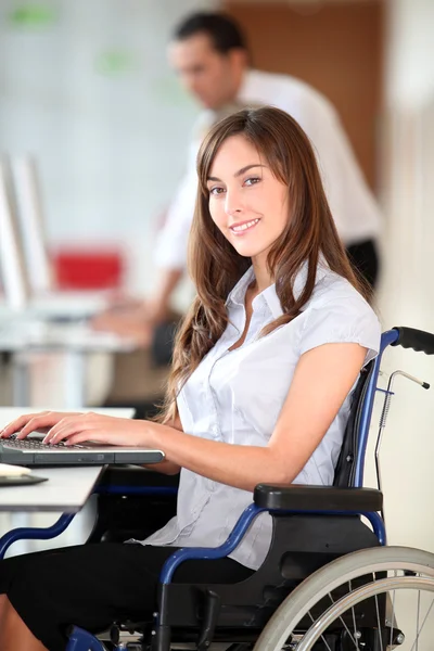 Empresaria en silla de ruedas trabajando en la oficina — Foto de Stock