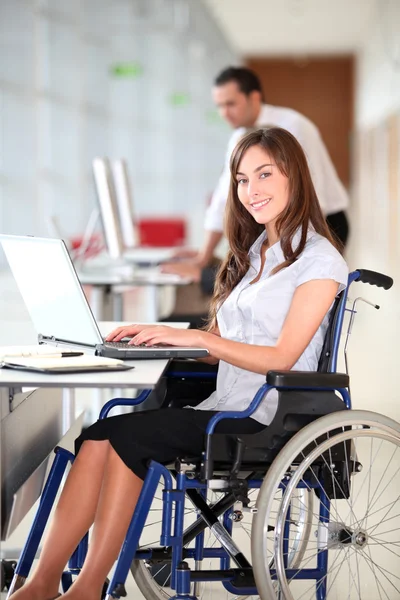 Geschäftsfrau im Rollstuhl arbeitet im Büro — Stockfoto