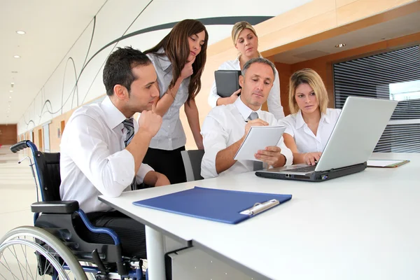 Gruppe von Büroangestellten bei einem Geschäftstreffen — Stockfoto