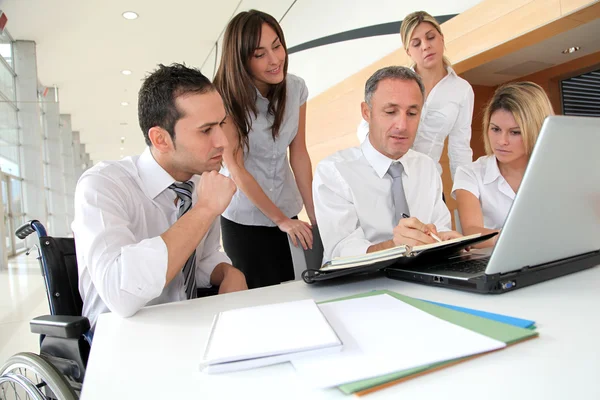 Grupp kontorsanställda i ett affärsmöte — Stockfoto