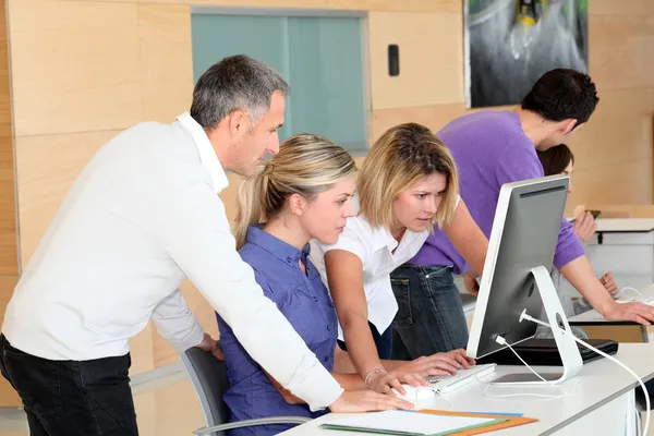 Trabajadores de oficina en formación empresarial — Foto de Stock