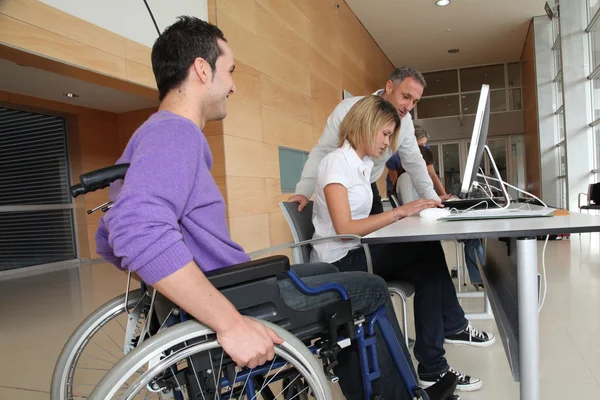 Homme en fauteuil roulant travaillant dans le bureau — Photo