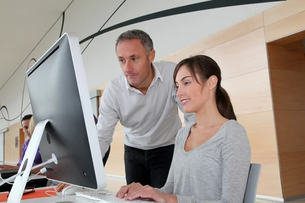 Geschäftsleute arbeiten im Büro am Computer — Stockfoto