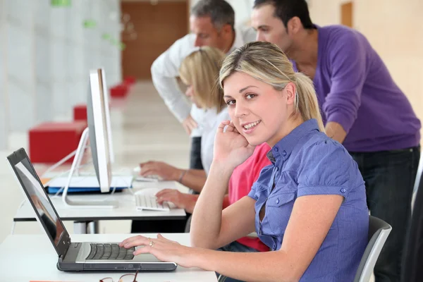 Junge blonde Frau in kaufmännischer Ausbildung — Stockfoto