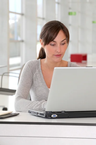 Nahaufnahme einer schönen Frau, die im Büro arbeitet — Stockfoto