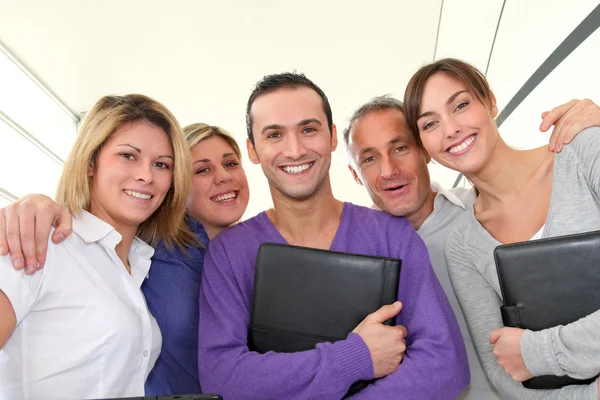 Närbild av leende grupp kontorsanställda — Stockfoto