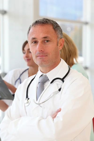 Gros plan du médecin debout les bras croisés à l'hôpital — Photo