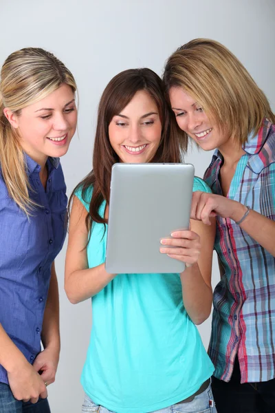 Amigos jugando con almohadilla electrónica — Foto de Stock