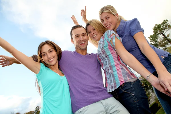 Glad grupp av vänner — Stockfoto