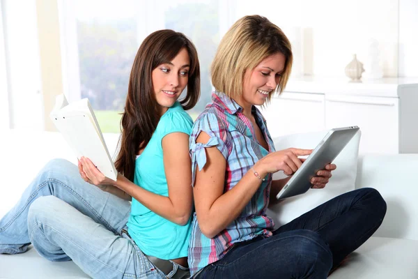 Girlfriends reading book on electronic pad — Stock Photo, Image