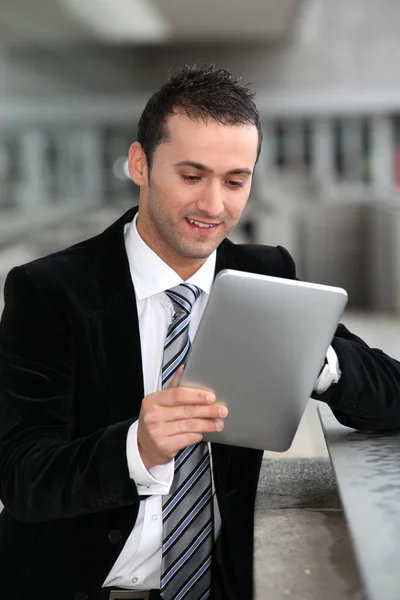 Salesman stading oustide with electronic tablet — Stock Photo, Image