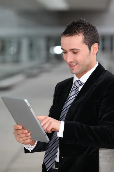 Verkoper stading oustide met elektronische tablet — Stockfoto