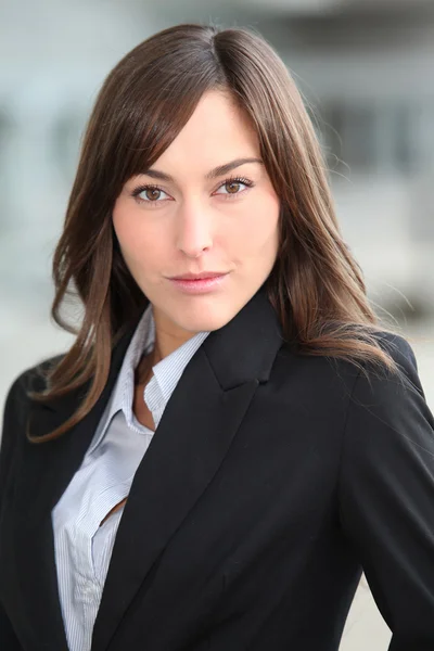 オフィスの外に立っている美しい女性実業家のクローズ アップ — ストック写真