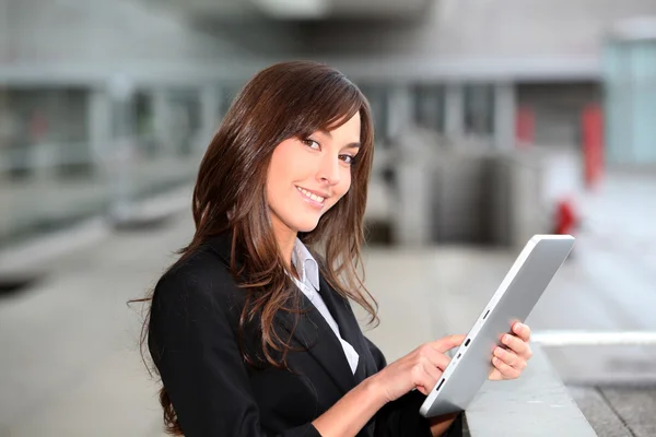 Affärskvinna som stod utanför med elektroniska tablett — Stockfoto