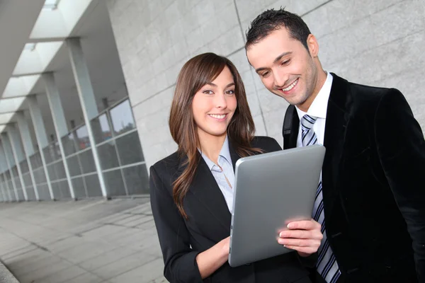 Reunión de negocios exterior con tableta electrónica —  Fotos de Stock